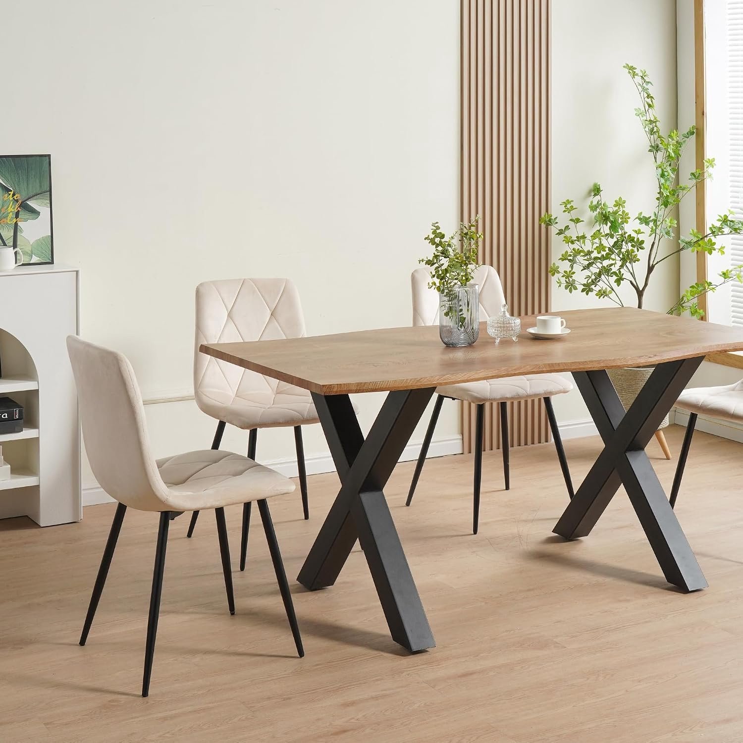 Vintage Velvet Eetkamerstoel Beige Set van 4 – Gestoffeerde Eetkamerstoelen met Ergonomische Rugleuning, Dikke Zachte Vulling, Metalen Frame, Retro Design, 86 x 45 x 53 cm, Belastbaar tot 110 kg per Stoel