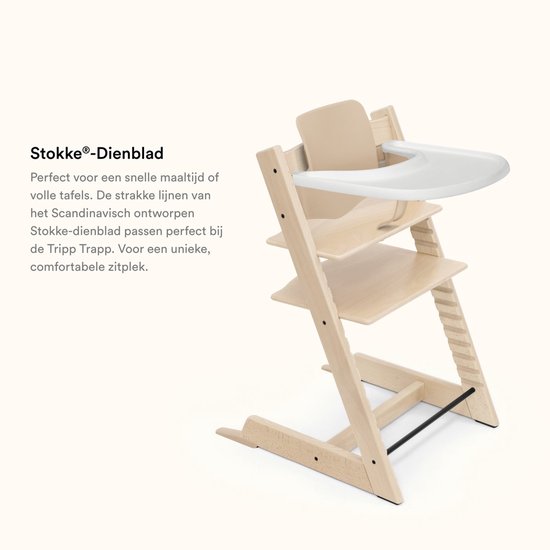 Een beige Tripp Trapp kinderstoel met een wit Stokke dienblad. Stoel van hout.