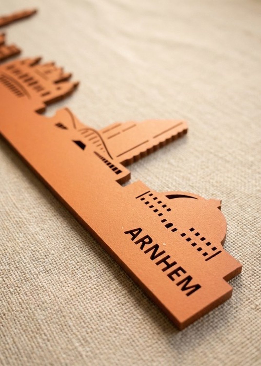 Houten Skyline Arnhem | Wanddecoratie voor aan de muur | Oranje MDF | 70 x 12 cm