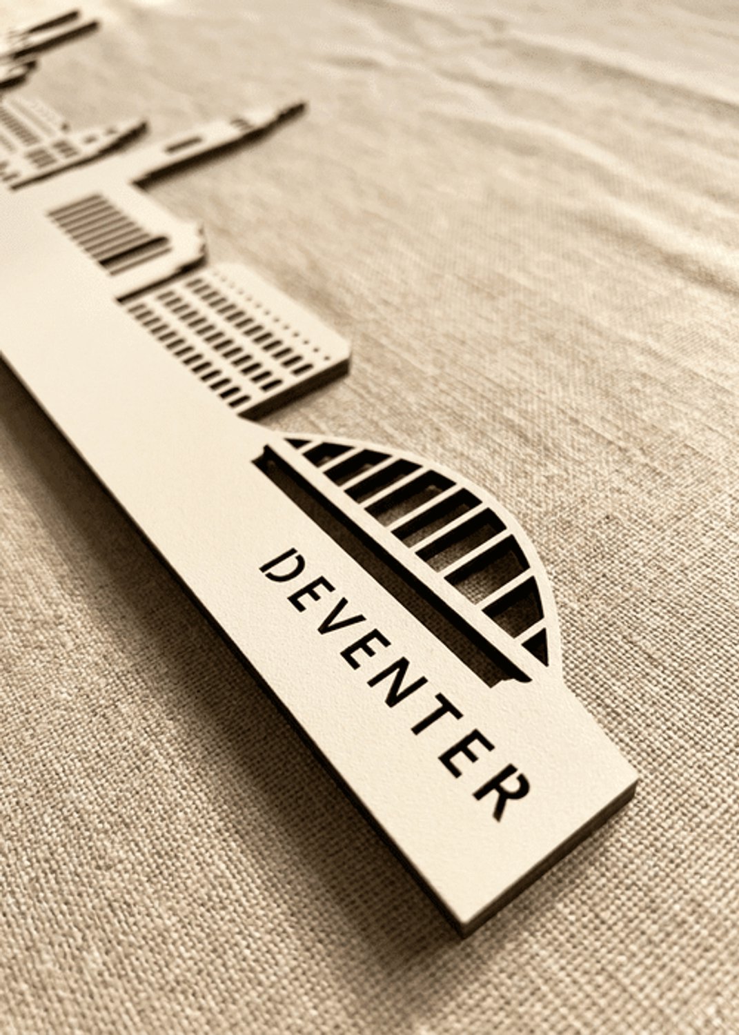 Houten Skyline Deventer | Wanddecoratie voor aan de muur | Wit MDF | 100 x 17,5 cm
