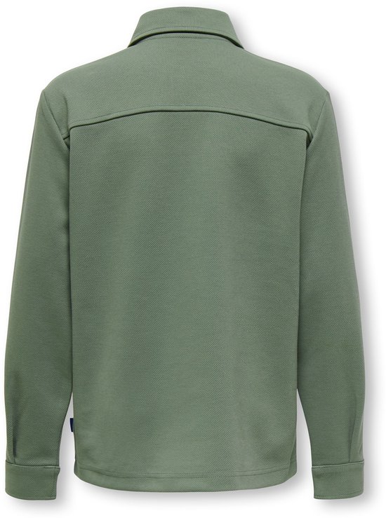 Achterkant van het olijfgroene Only & Sons overshirt met een horizontale naad op de rug.