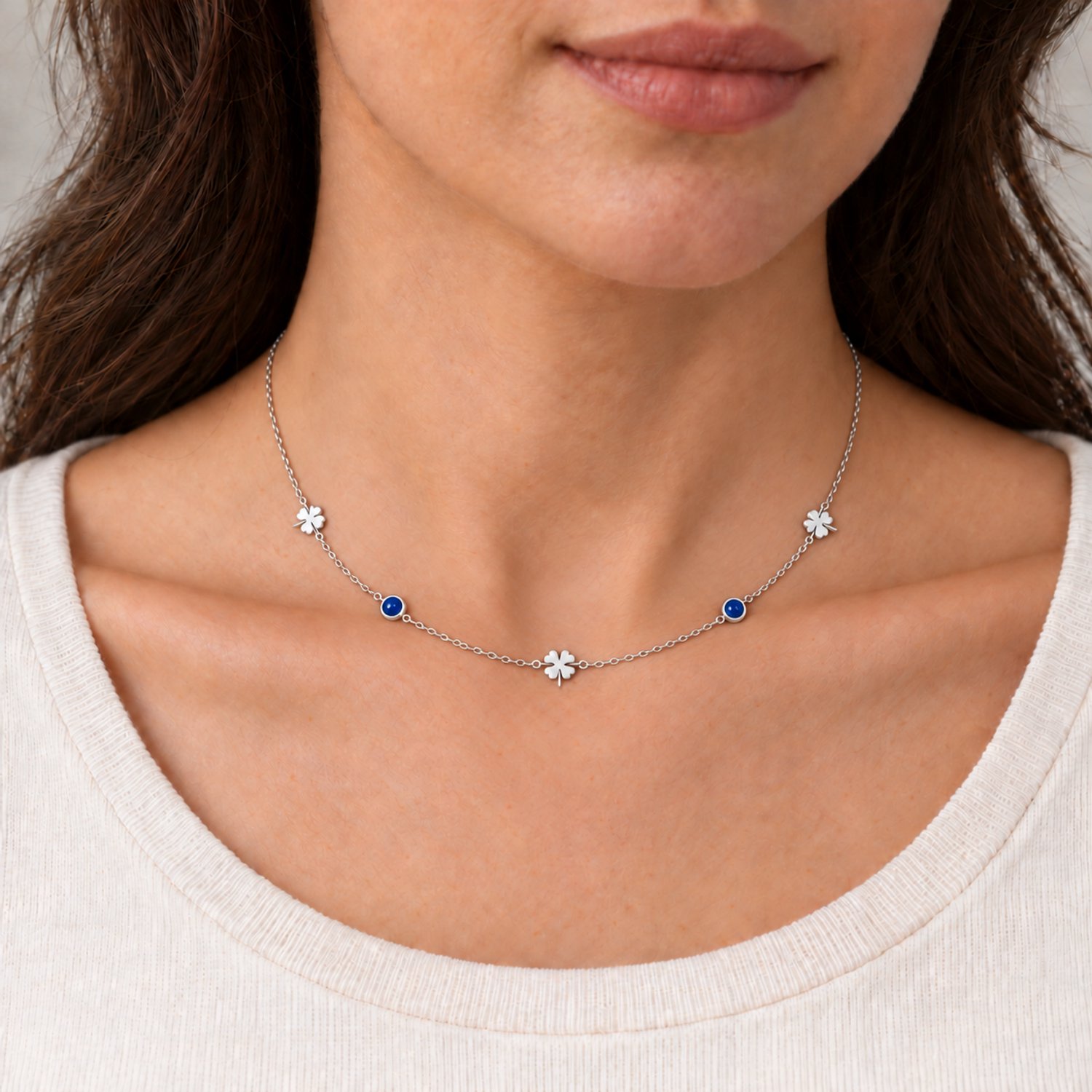Engravia by Derya – Klavertje Vier Ketting Dames – Stainless Steel – Zilverkleurig met Blauwe Nazar Oog Details – Gelukssieraad – Cadeau voor Haar