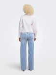 Achterkant van ONLMADISON wijde jeans met hoge taille, gecombineerd met een wit overhemd.