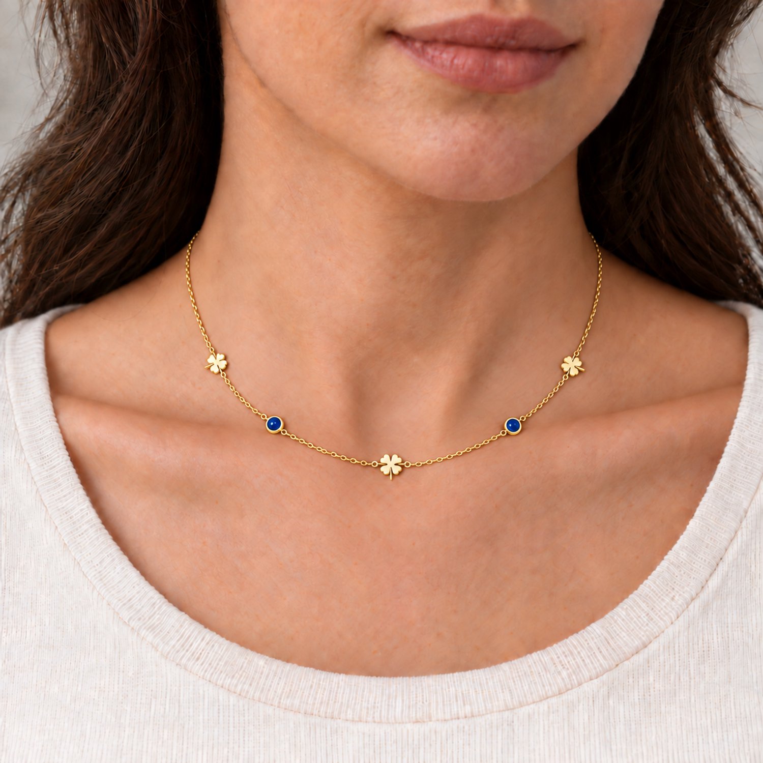 Engravia by Derya – Klavertje Vier Ketting Dames – Stainless Steel – Goudkleurig met Blauwe Nazar Oog Bedels – Gelukssieraad – Cadeau voor Haar