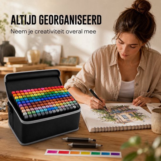 Vrouw tekent een landschap met markers uit een zwarte opbergtas. Tekst: Altijd georganiseerd, neem je creativiteit overal mee.