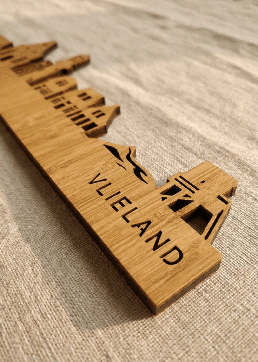 Houten Skyline Vlieland | Wanddecoratie voor aan de muur | Bamboe | 100 x 20 cm
