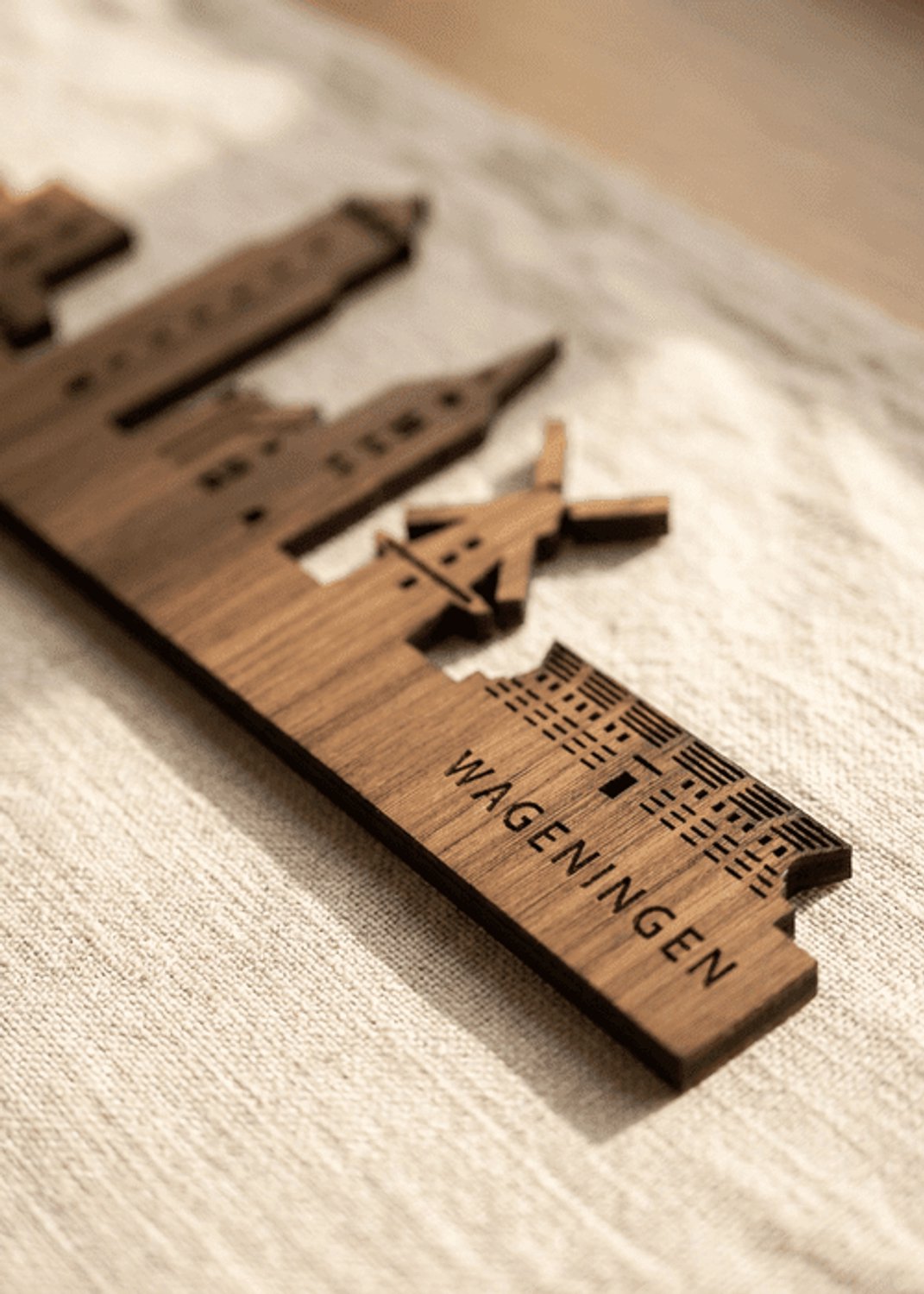 Houten Skyline Wageningen | Wanddecoratie voor aan de muur | Noten | 100 x 19 cm