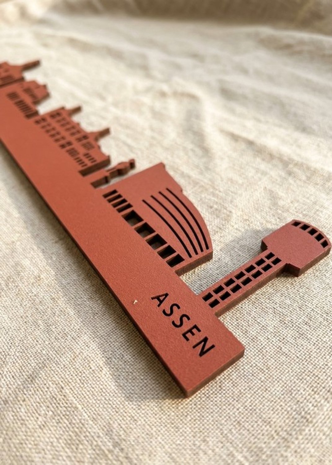 Houten Skyline Assen | Wanddecoratie voor aan de muur | Rood MDF | 100 x 14 cm