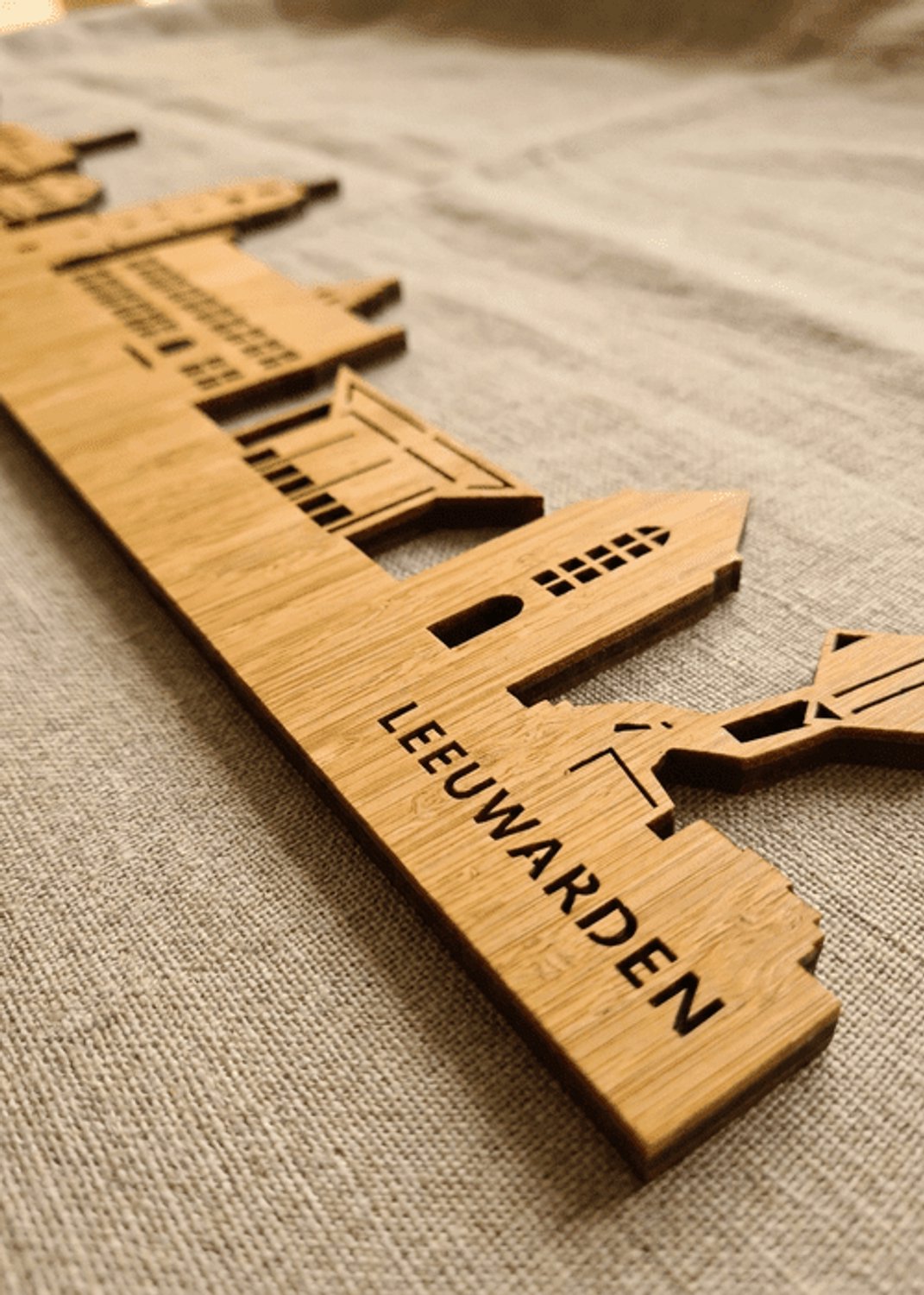 Houten Skyline Leeuwarden | Wanddecoratie voor aan de muur | Bamboe | 70 x 13 cm