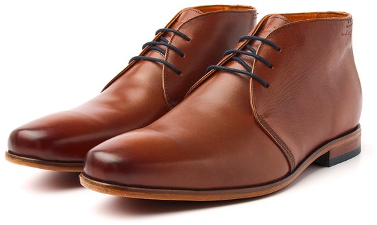 Bruine lederen veterschoenen met een slanke vorm en donkerblauwe veters.