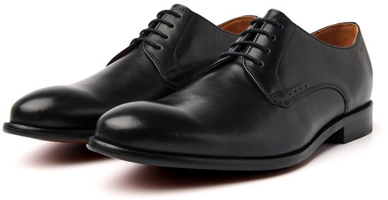 Paar zwarte Van Lier veterschoenen van glad leer, schuin van voren gepresenteerd.