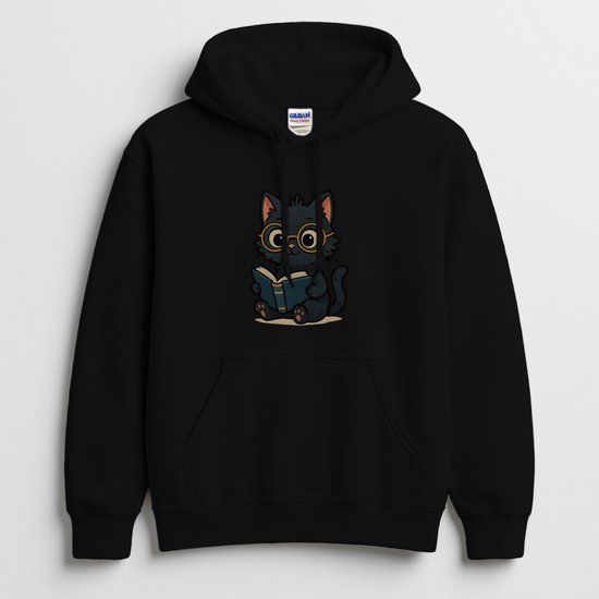 Zwarte hoodie met een illustratie van een zwarte kat met een bril die een boek leest op de borst.