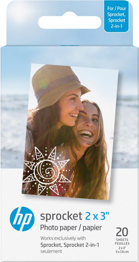 Verpakking met 20 vellen HP Sprocket 2x3 inch fotopapier. De afbeelding toont twee lachende vrouwen bij de zee.