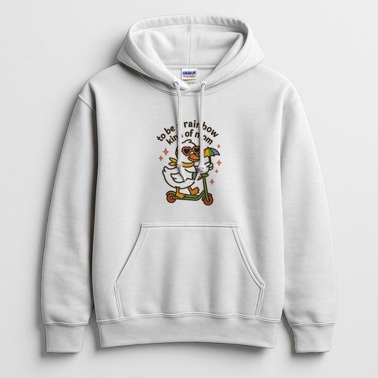 Witte hoodie met een eend op een step, zonnebril en paraplu, tekst: to be a rainbow kind of mom.