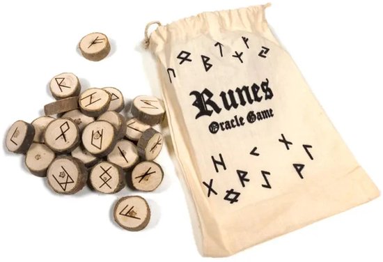 Houten runen met runen's erop, naast een crèmekleurig stoffen zakje met de tekst "Runes Oracle Game" en runen.