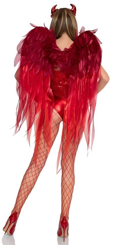 Achteraanzicht van de rode duivelsvleugels op een model in een rood glitterkostuum en netpanty.