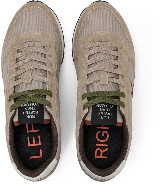 Bovenaanzicht van beige Sun68 sneakers met 'RUN FASTER THAN YOU CAN' op de lip en 'LEFT' en 'RIGHT' in de zool.