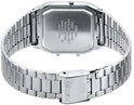 Achterkant van een zilverkleurig Casio AQ-230 horloge met roestvrijstalen schakelband en vouwsluiting.