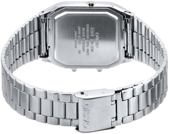 Achterkant van een zilverkleurig Casio AQ-230 horloge met roestvrijstalen schakelband en vouwsluiting.