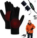 Zwarte verwarmde handschoenen met rode warmtezones en man die sneeuw ruimt.