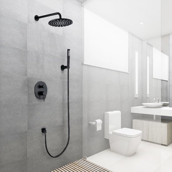 Complete zwarte inbouw-regendoucheset met handdouche gemonteerd op een grijze tegelwand in een moderne badkamer.