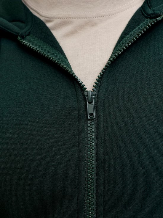Close-up van de ritssluiting op een donkergroen JACK & JONES vest, gedragen over een beige shirt.