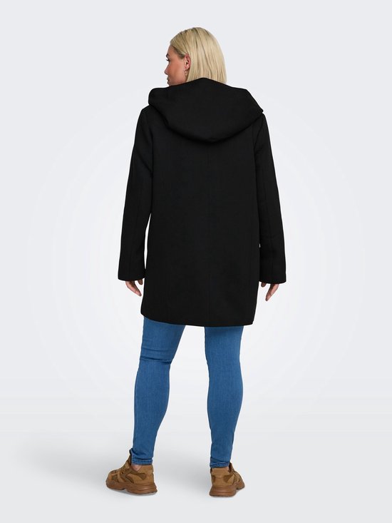 Achteraanzicht van een zwarte ONLY CARMAKOMA jas met capuchon, gecombineerd met een blauwe jeans en bruine sneakers.