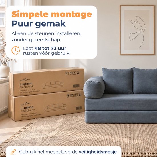 Twee kartonnen verpakkingsdozen voor de Lugano slaapbank staan naast de opgebouwde blauwe bank.