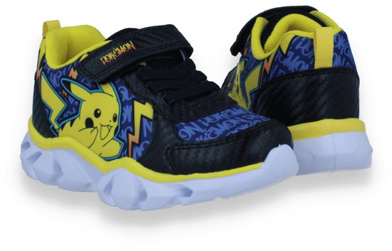 Pokémon-sneakers voor kinderen, zwart met blauwe print, Pikachu-afbeelding, gele voering en witte zool.