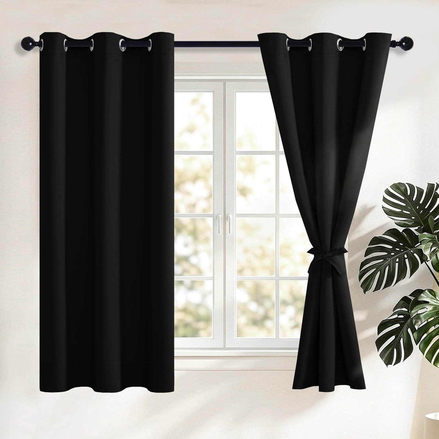 Famanu Verduisteringsgordijnen met ogen, zwart ondoorzichtig gordijn, set van 2, 117 x 137 cm, zachte schuifgordijnen voor slaapkamer en woonkamer, blokkeren 85-95% van het zonlicht en bieden privacy en comfort