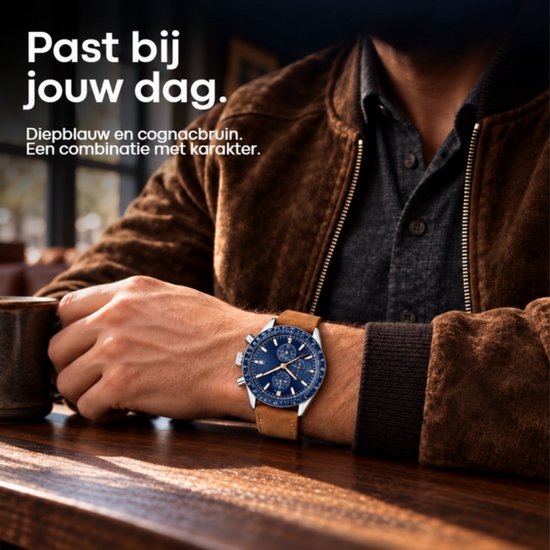 Man draagt blauw chronograaf horloge met bruine band. Tekst: 'Past bij jouw dag. Diepblauw en cognacbruin.'
