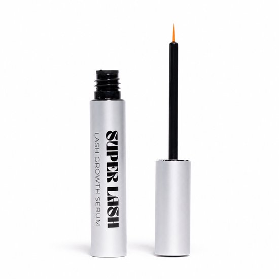 Zilveren Super Lash wimperserum flesje naast de geopende dop met een fijn oranje applicatiekwastje.
