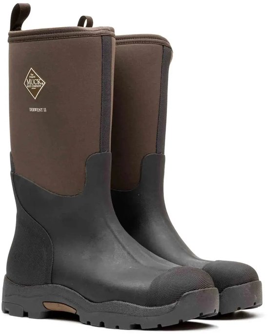 Paar bruine Muck Boot Derwent II tuinlaarzen met een donker rubberen onderkant en een bruine stoffen bovenkant.
