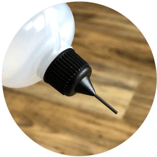 Detailopname van een witte knijpfles met een zwarte, dunne precisietuit voor nauwkeurige applicatie.