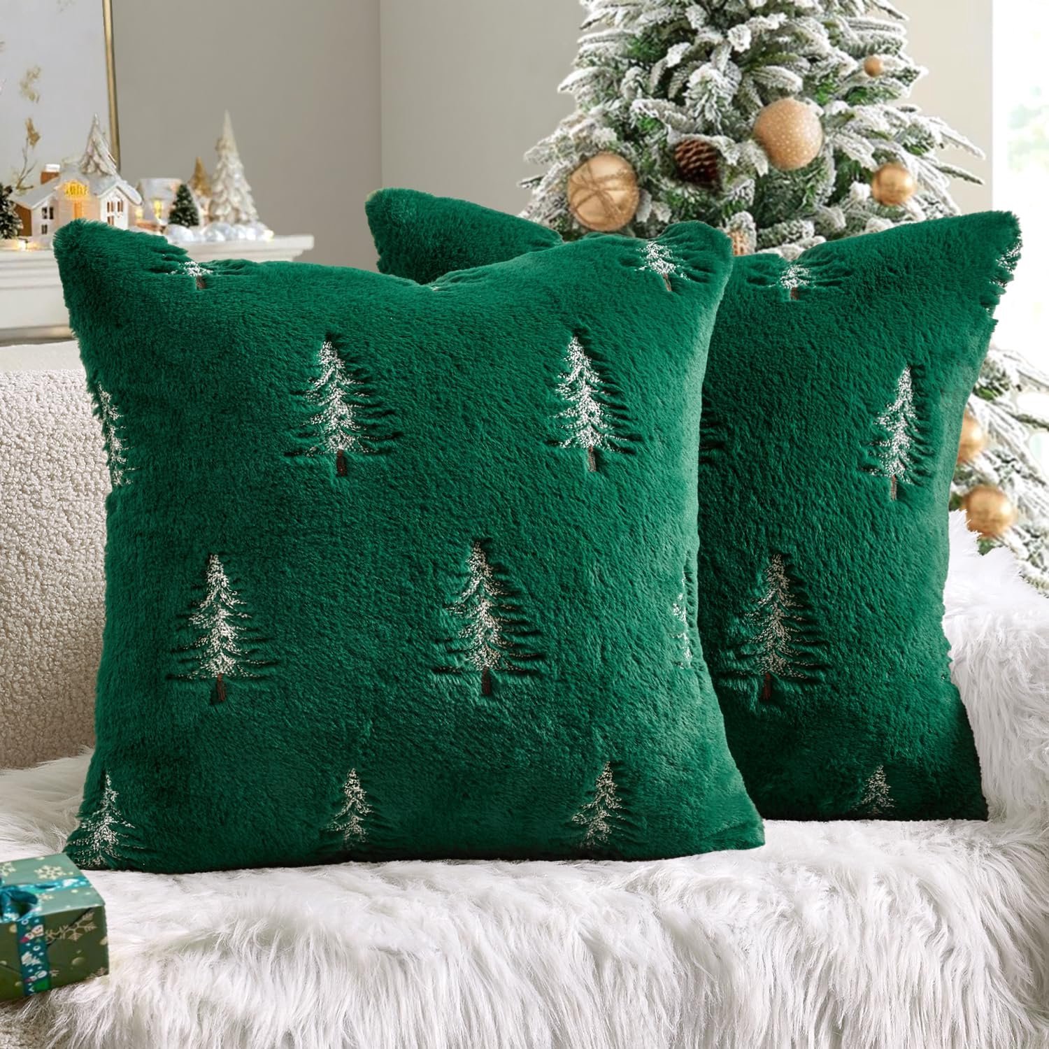 Decoratieve kerstkussenhoezen van imitatiepluche (45 x 45 cm, groen & wit, set van 2) – Geborduurde kerstboomhoezen voor bank en interieur in winterstijl (geschikt voor woon- en slaapkamer)