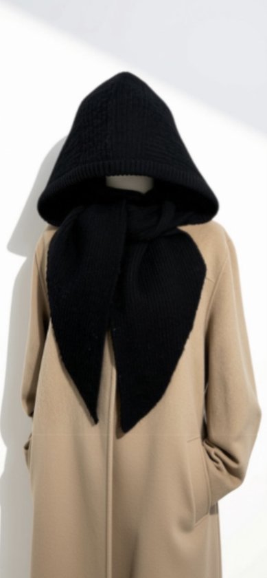 Zwarte gebreide capuchonsjaal gedragen over een beige jas op een paspop.