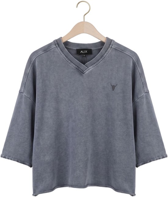 Blauwe, gebreide top met korte mouwen, V-hals en een geborduurd logo op de borst.