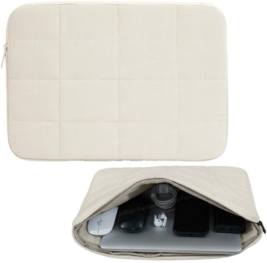 Crèmekleurige, gewatteerde laptophoes, gesloten en open met een laptop, muis, oordopjes en telefoon erin.