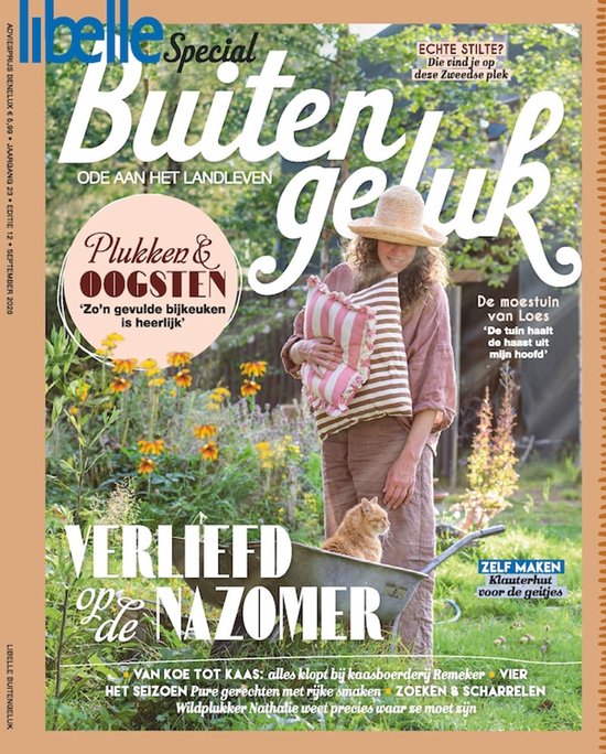 Een vrouw met strooien hoed en roze linnen kleding, houdend kussen, met kat in kruiwagen, voor een tuin met bloemen. Titel: 'Buiten geluk'.