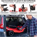 Demonstratie van het opvouwen van de rode Sweetrich S1 scootmobiel om in een kofferbak te passen.