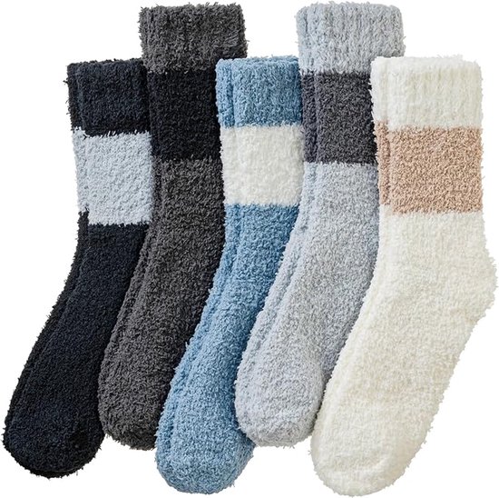 Set van vijf paar dikke, zachte fuzzy sokken in donkergrijs, zwart, blauw, lichtgrijs en crème met gekleurde banden.