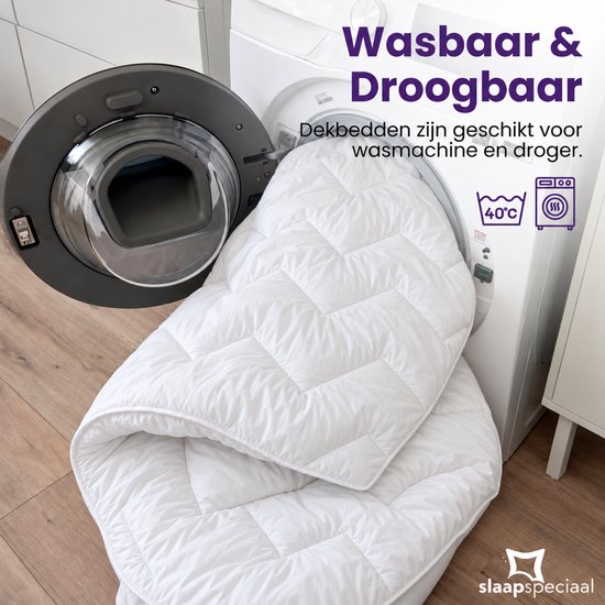 Wit dekbed dat uit een wasmachine komt, geschikt voor wassen op 40 graden en drogen in de droger.