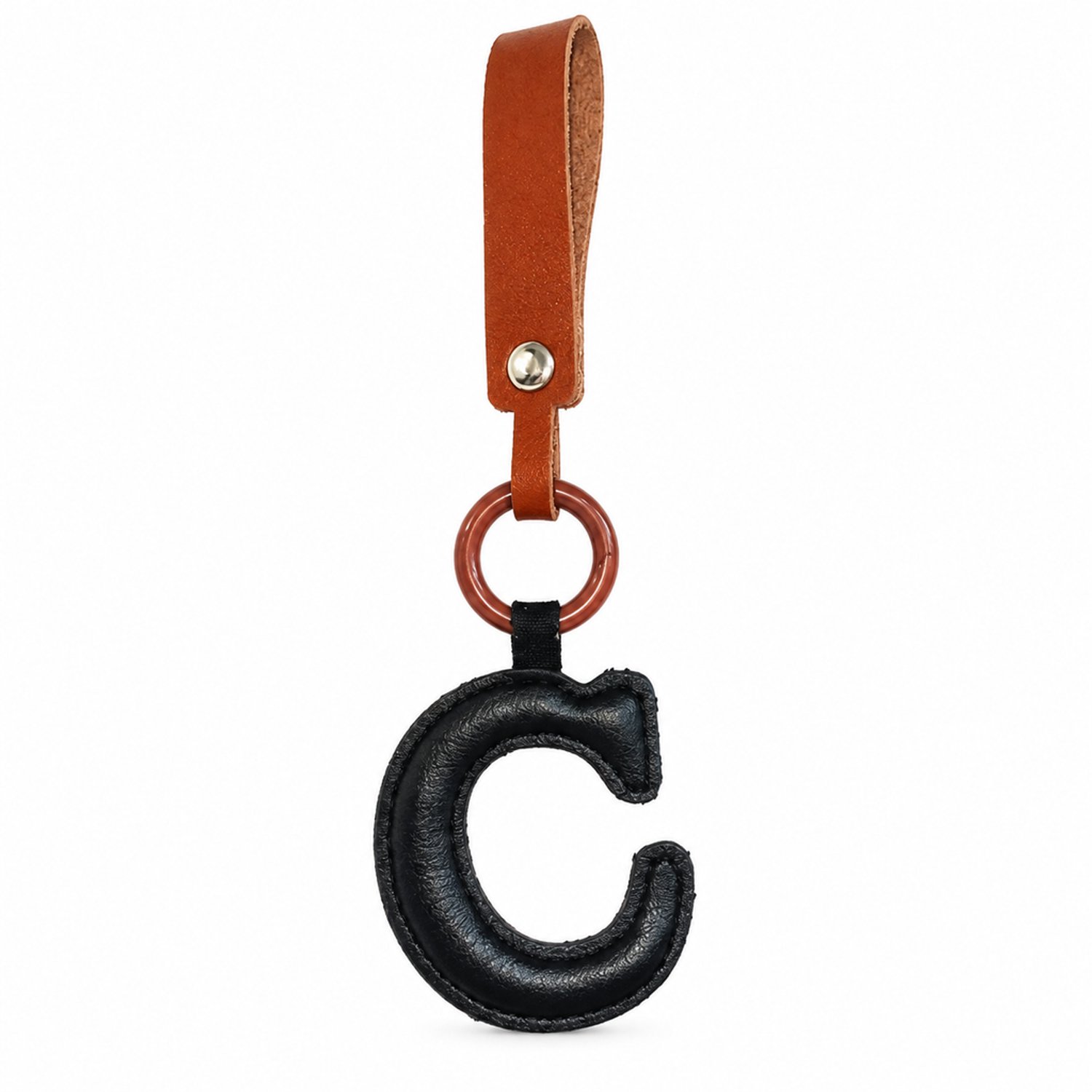 Sleutelhanger van leer met letter C, zwart en roodbruin, met draaglus, ook als tashanger, individueel verpakt