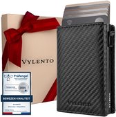Zwarte Vylento-pasjeshouder in carbonlook naast een beige cadeauverpakking en een kwaliteitslabel.