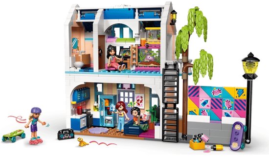 LEGO Friends Liann's Huis speelset met twee verdiepingen, personages, skateboards en kleurrijke kamerdetails.