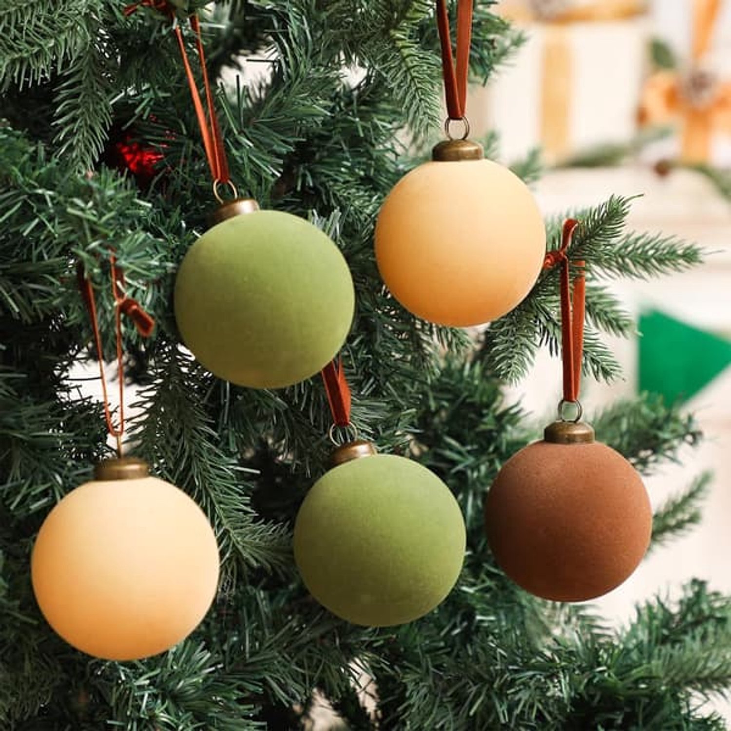 15 fluweelzachte plastic kerstboomballen, bruin, groen, beige, bulkverpakking - Kerstversiering - Kerstboomversieringen – foto 7