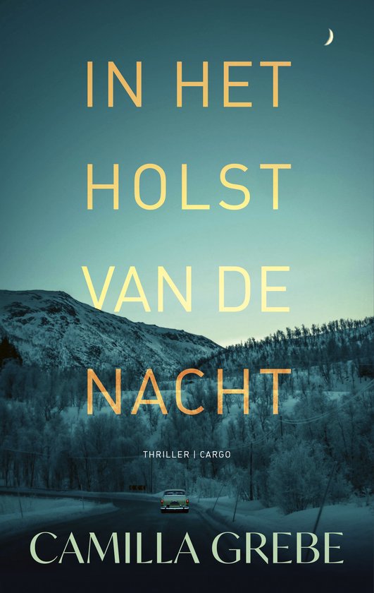 Boekomslag van 'In het holst van de nacht' door Camilla Grebe met een besneeuwd berglandschap en een auto in de nacht.