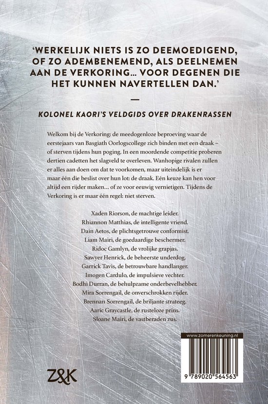 Dos du livre 'Fourth Wing' sur fond texturé gris, listant les personnages participant à l'épreuve de la Conscription.