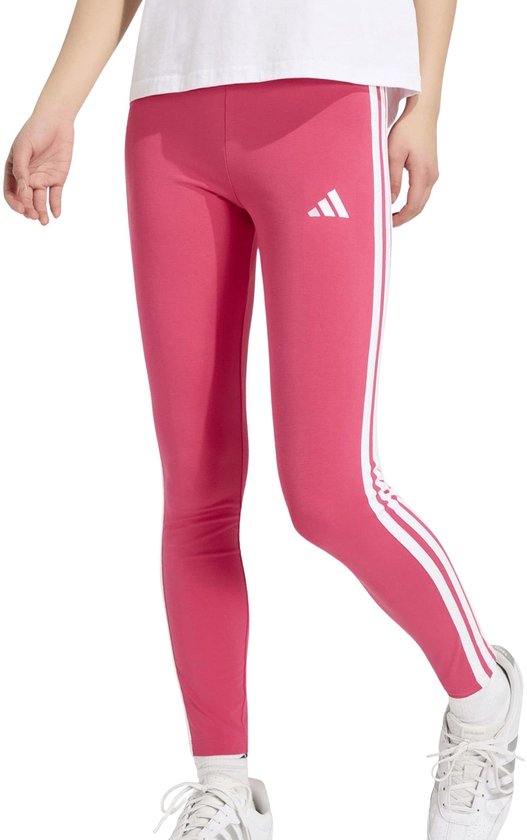 Roze Adidas legging met wit logo, gedragen met een wit T-shirt en witte sneakers.