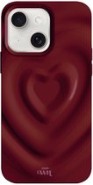 xoxo Wildhearts Biggest Love Burgundy telefoonhoesje - Geschikt voor iPhone 13 - Heart case - Hoesje met hartjes patroon - Case met hart - telefoonhoesje met camera bumper - Burgundy - Rood - Donkerrood